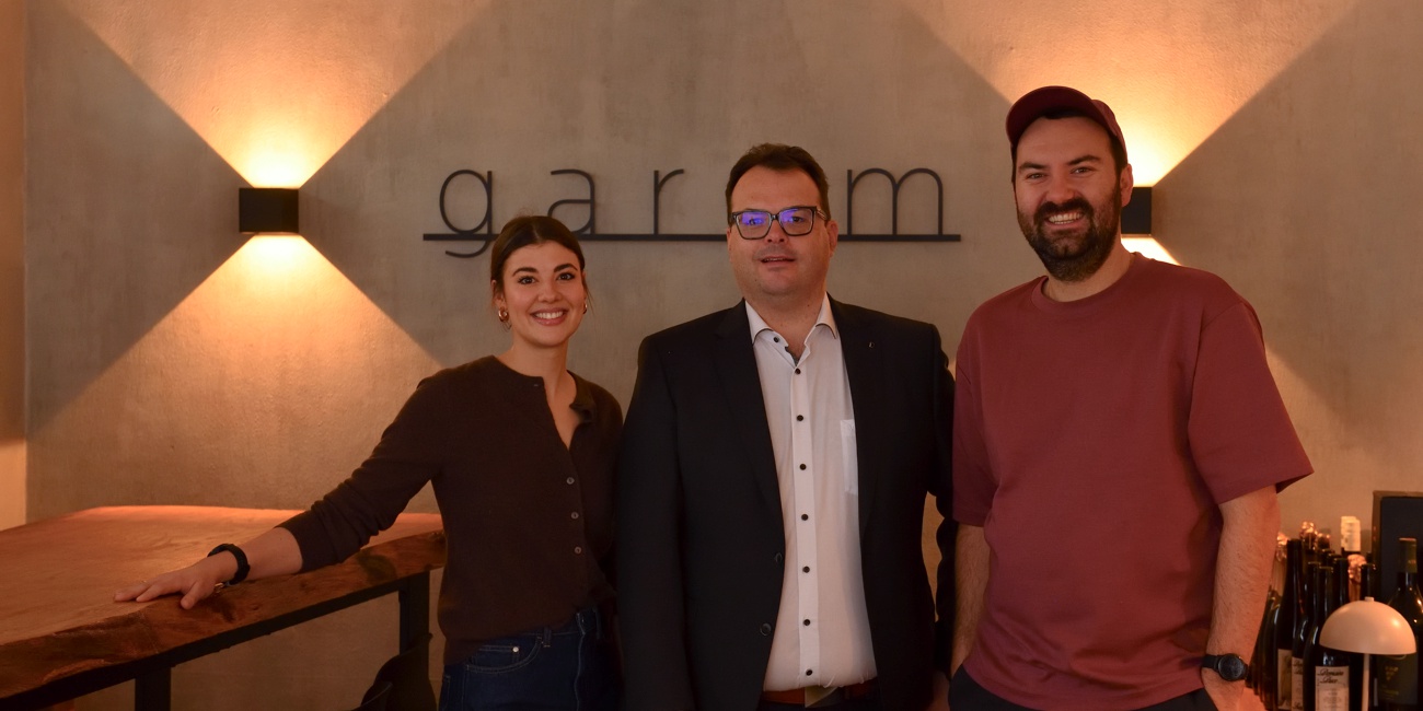 Drei Personen stehen nebeneinander