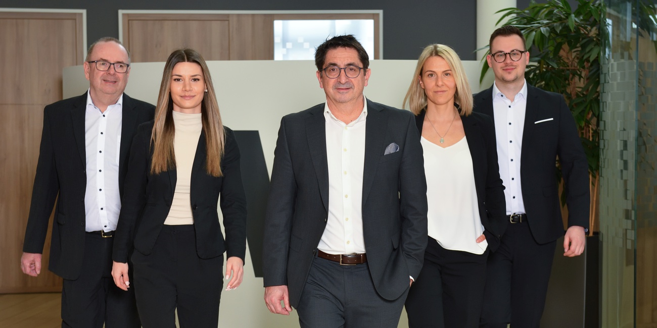 Leiter Ewald Gebauer und ein Teil des Teams Platinum Banking laufen auf die Kamera zu.