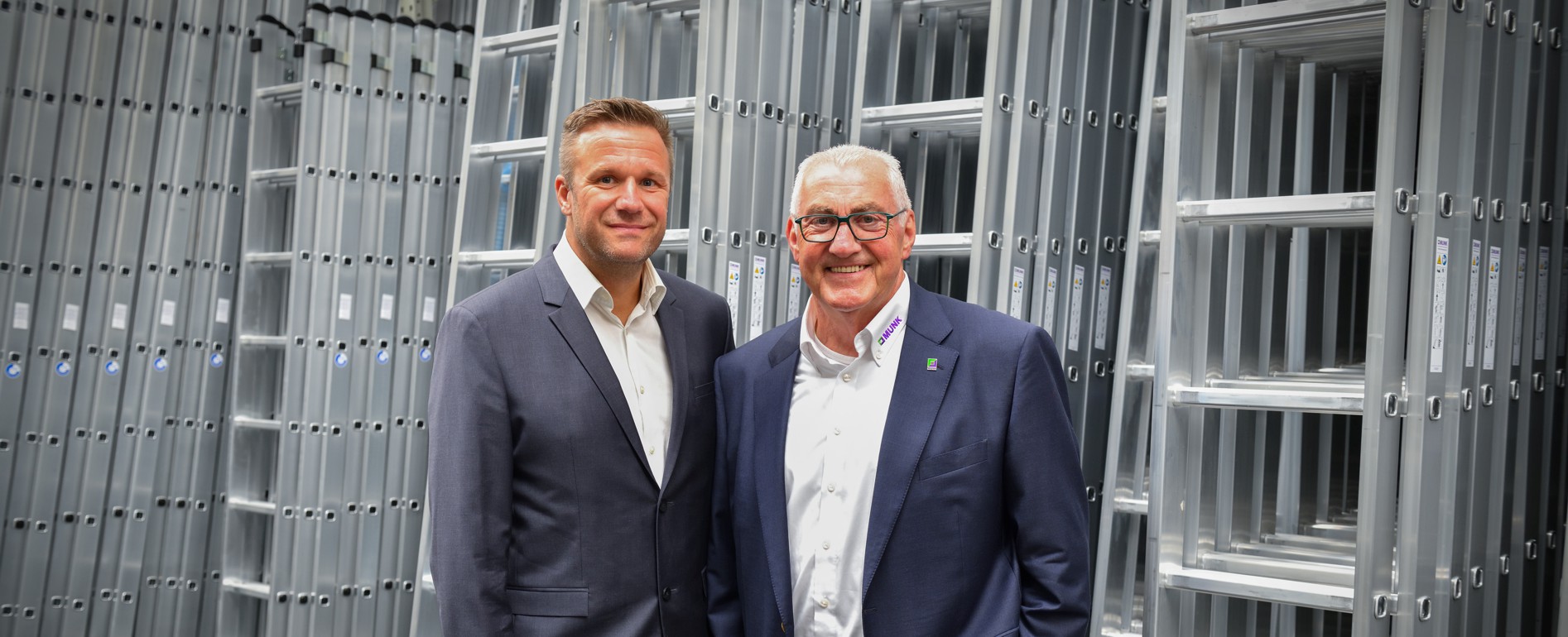 Jan Iffer und Ferdinand Munk lächeln in die Kamera